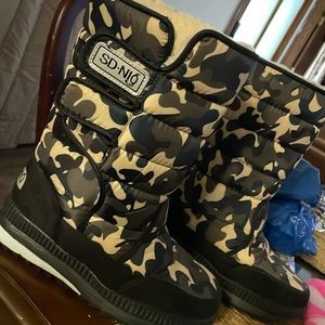 Men boots camouflage design style, cushioned to keep feet warm